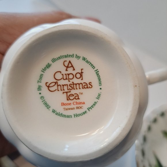 A Cup Of Christmas Tea Cup & Saucer Bone China Gold Trim Waldman House Tom Hegg - Picture 6 of 10